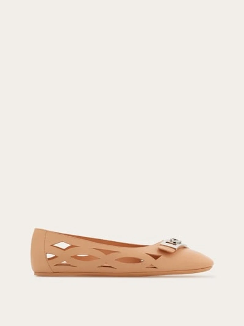 Hug buckle ballet flat