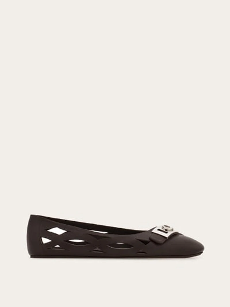 Hug buckle ballet flat