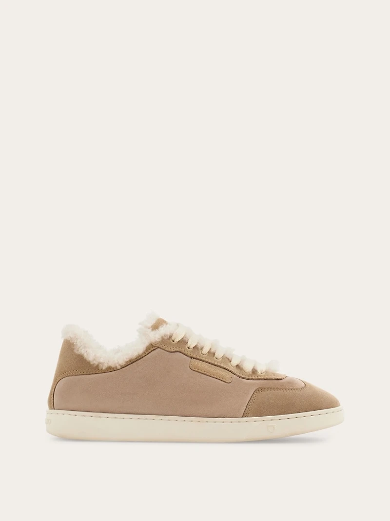 Low cut sneaker with shearling detail
