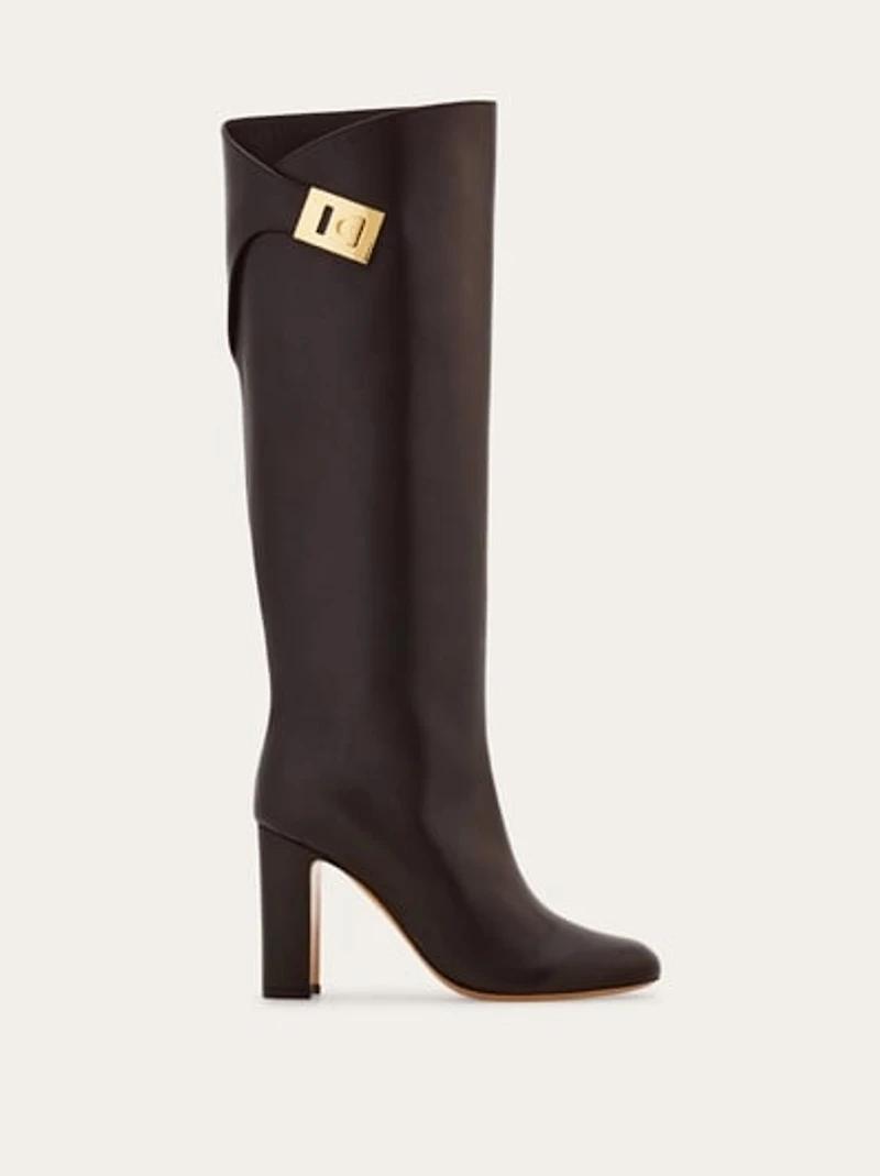 Knee high boot with Hug buckle detail