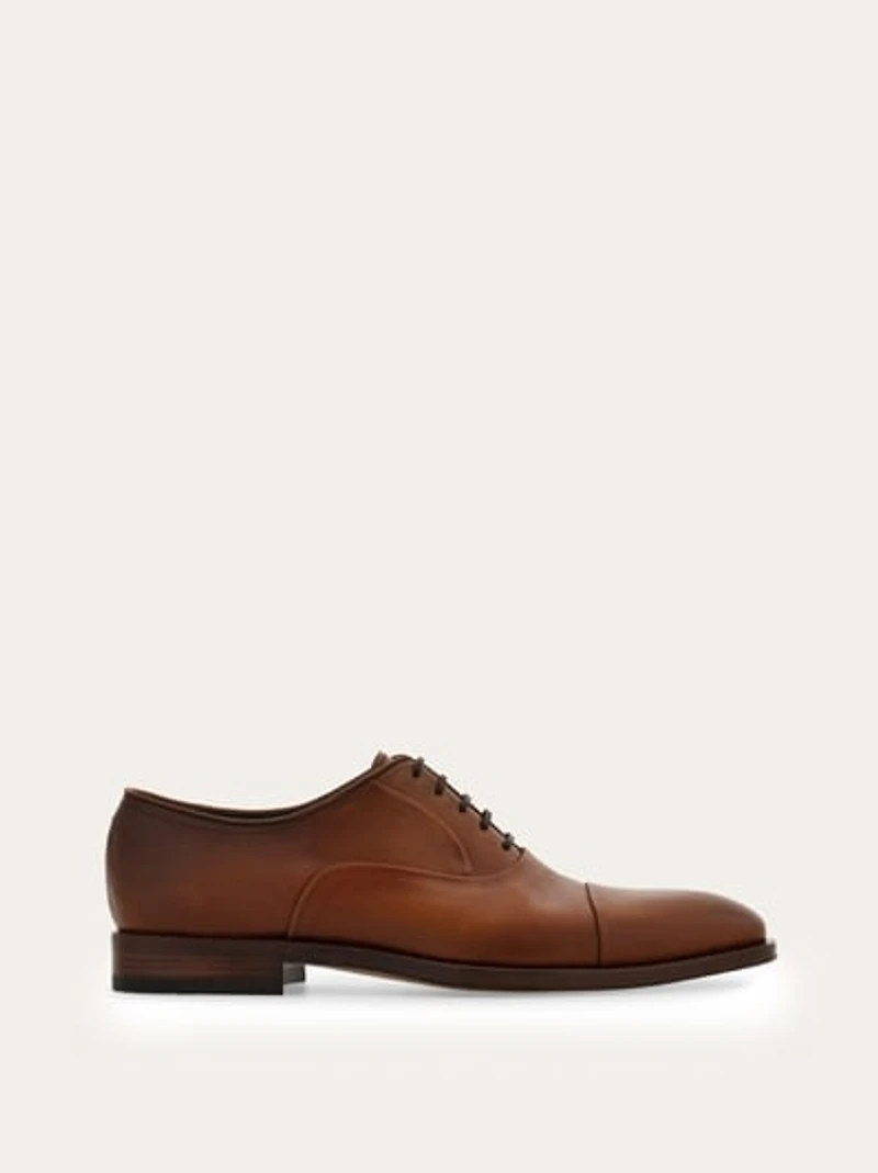 Oxford shoe with toe cap