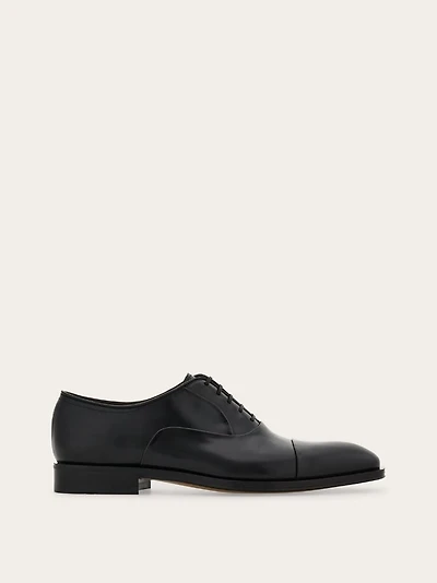 Oxford shoe with toe cap