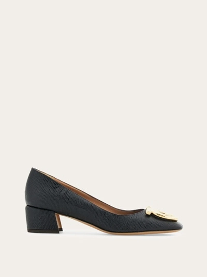 Low heeled pump with maxi Gancio detail