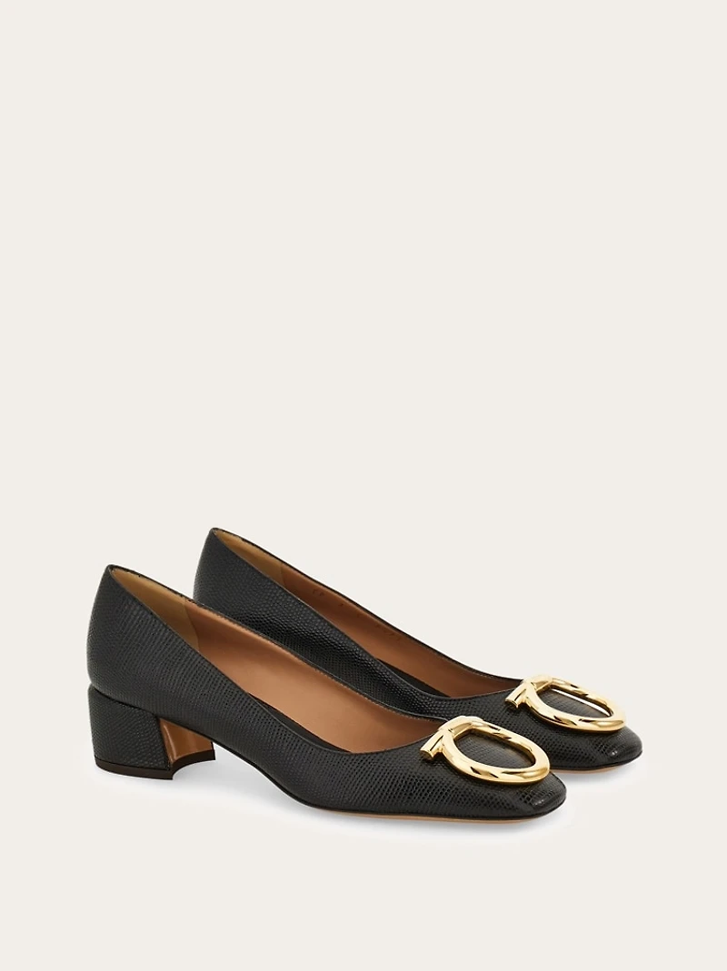 Low heeled pump with maxi Gancio detail