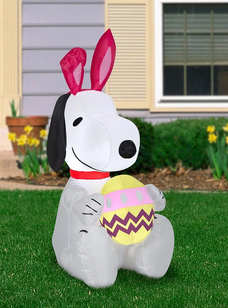 Peanuts Snoopy Holding Egg Airblown