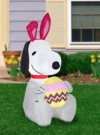 Peanuts Snoopy Holding Egg Airblown