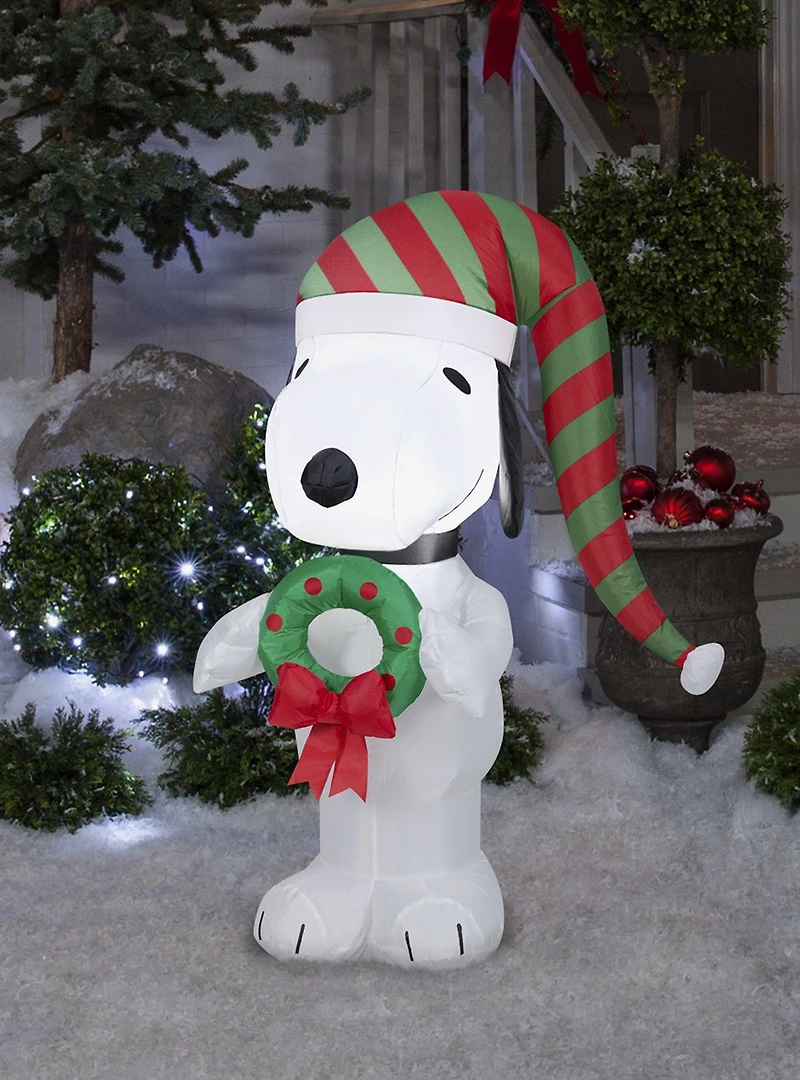 Peanuts Snoopy With Wreath Airblown