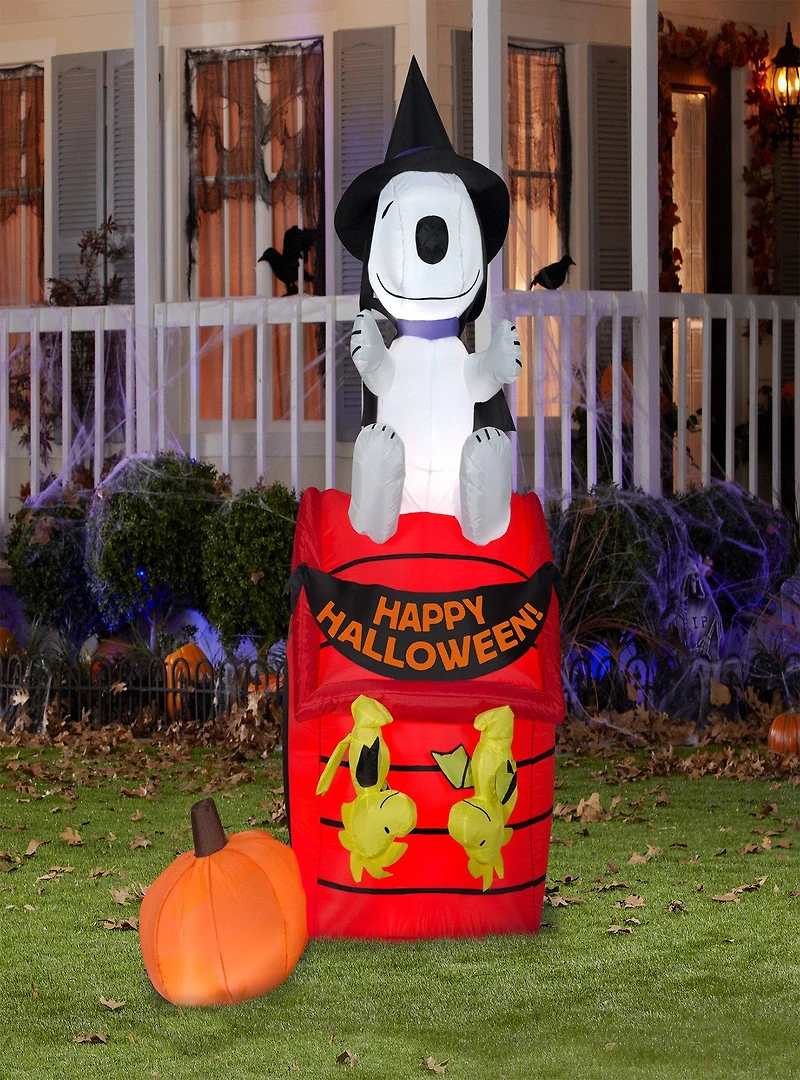 Peanuts Snoopy Halloween House Airblown