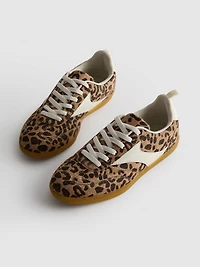 Gum Sole Low-Top Sneakers