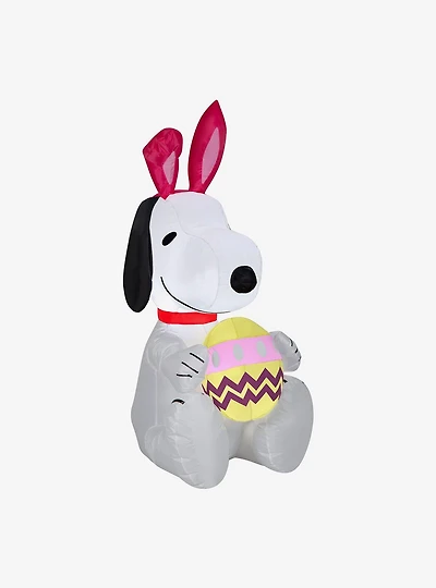 Peanuts Snoopy Holding Egg Peanuts Airblown