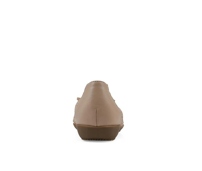 Women's Cliffs by White Mountain Carlicia Flats