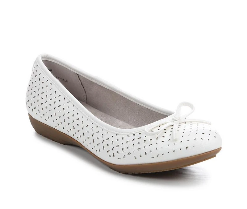 Women's Cliffs by White Mountain Chelby Flats