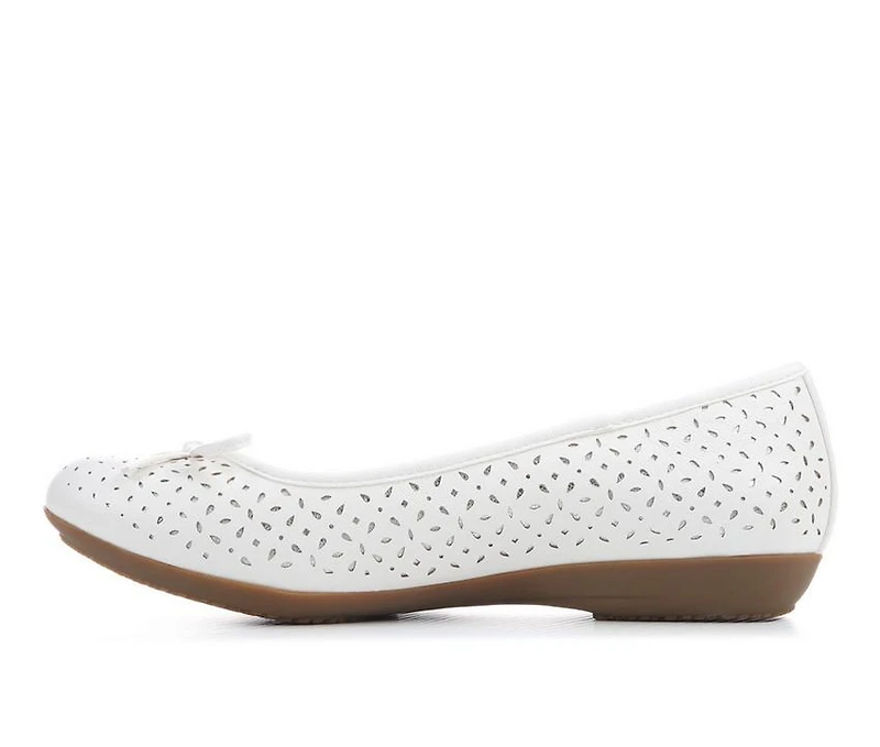 Women's Cliffs by White Mountain Chelby Flats