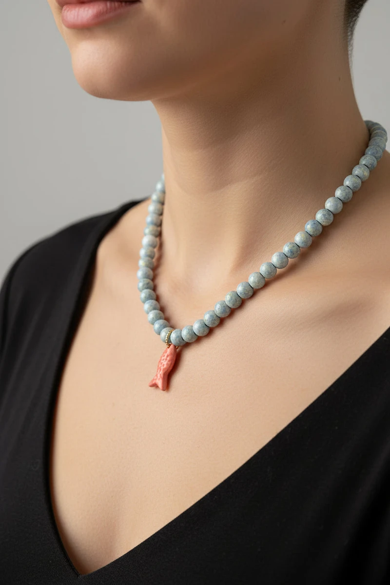 COLLAR PORCELANA VIOLETA PEZ COLGANTE