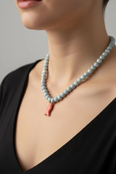 COLLAR PORCELANA VIOLETA PEZ COLGANTE