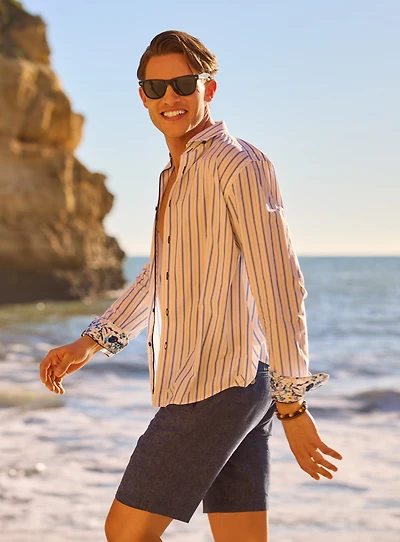 Chemise à double rayures et contrastes floraux