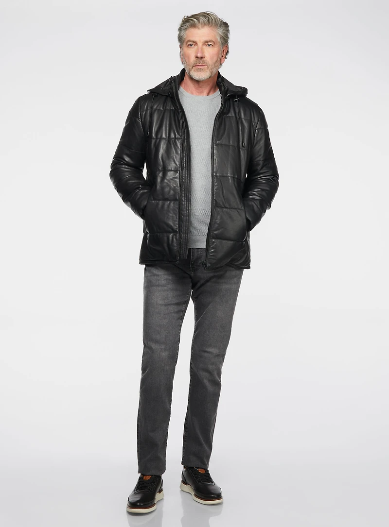 Manteau en cuir noir à capuchon