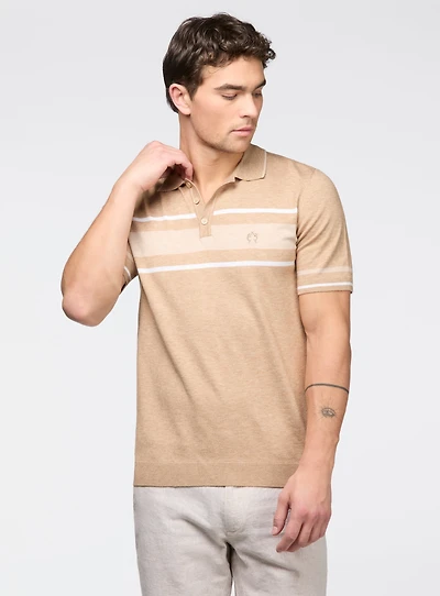Polo à rayures sur la poitrine