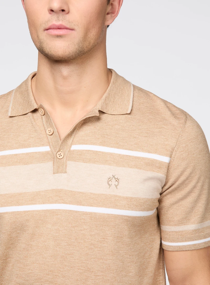 Polo à rayures sur la poitrine