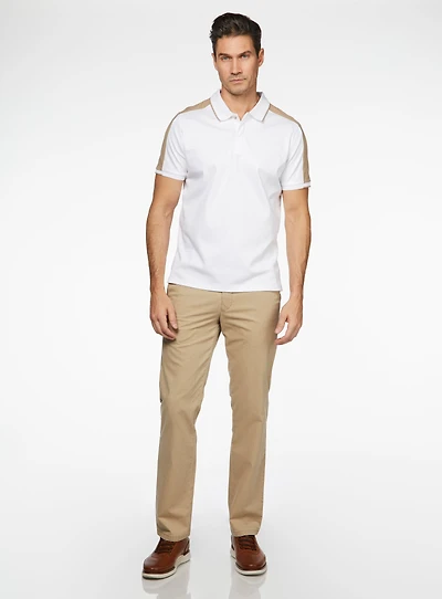 Chino beige à détails contrastants