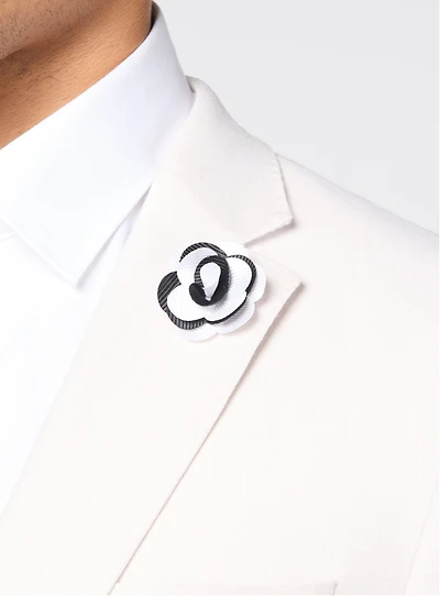 Broche à fleur noire et blanche