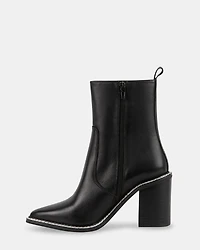 SAVVY BLACK