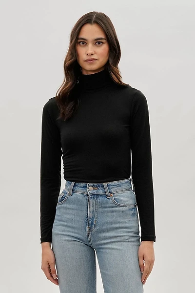 Magazine Cinched Side Turtleneck Long Sleeve Top