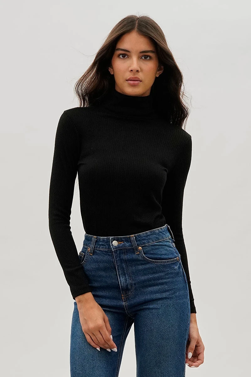 Magazine Ribbed Turtleneck Pullover Sweater
