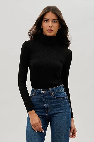 Magazine Ribbed Turtleneck Pullover Sweater