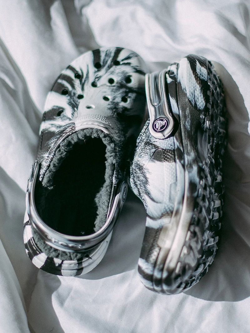 WOMENS CROCS CLASSIC LINED MARBLE CLOGS - CLEARANCE