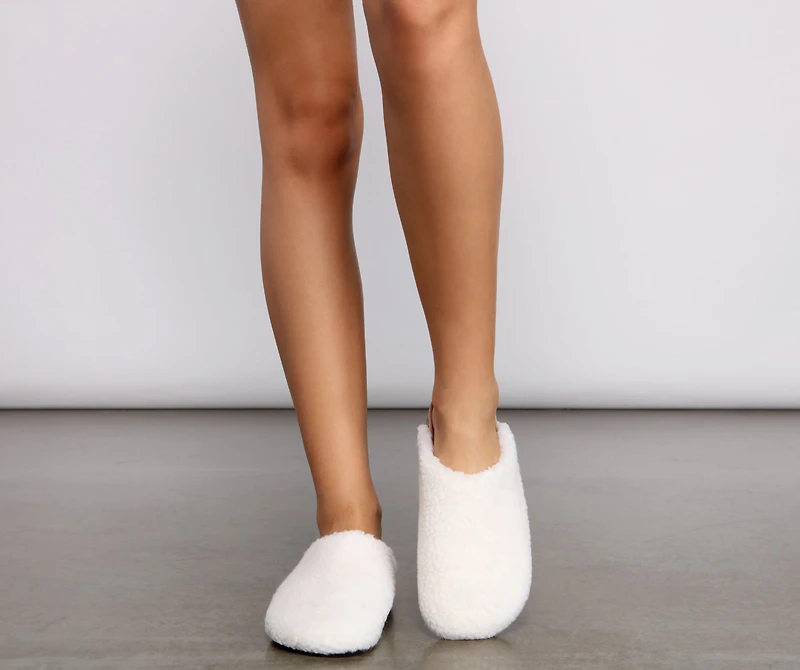 Fab Fleece Closed-Toe Slippers