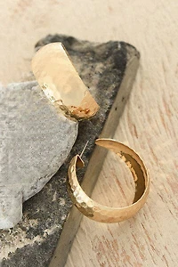 HAMMERED HOOP EARRINGS | 31E23040: GOLD