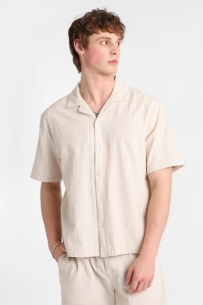 Chemise boutonnée texturée à fines rayures
