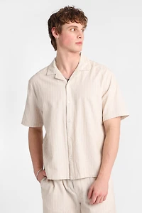 Chemise boutonnée texturée à fines rayures