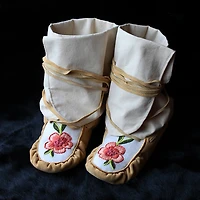 Abigail Clarke Ladies 8 Wild Rose Moccasins