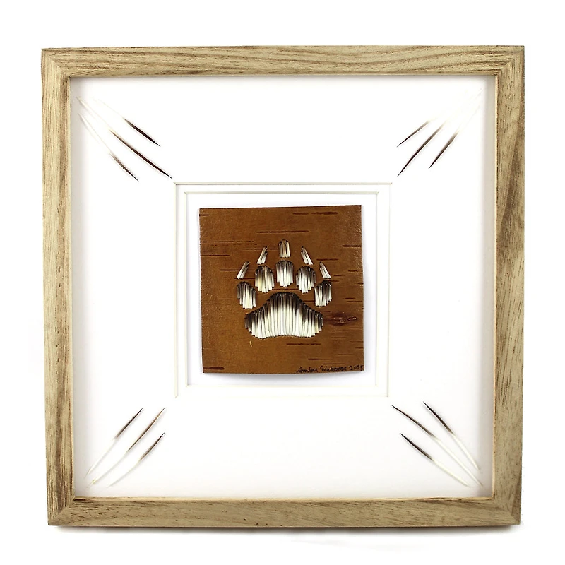 Œuvre d'art d'Amber Waboose représentant une patte d'ours en plumes