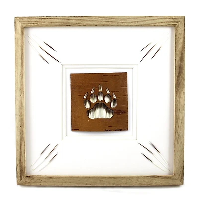 Œuvre d'art d'Amber Waboose représentant une patte d'ours en plumes