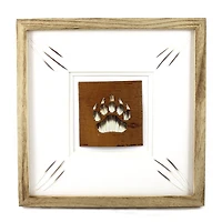 Œuvre d'art d'Amber Waboose représentant une patte d'ours en plumes