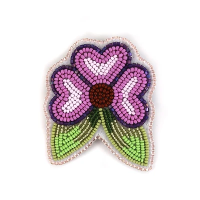 Broche en forme de cœur et de fleur de Tammy Loewen