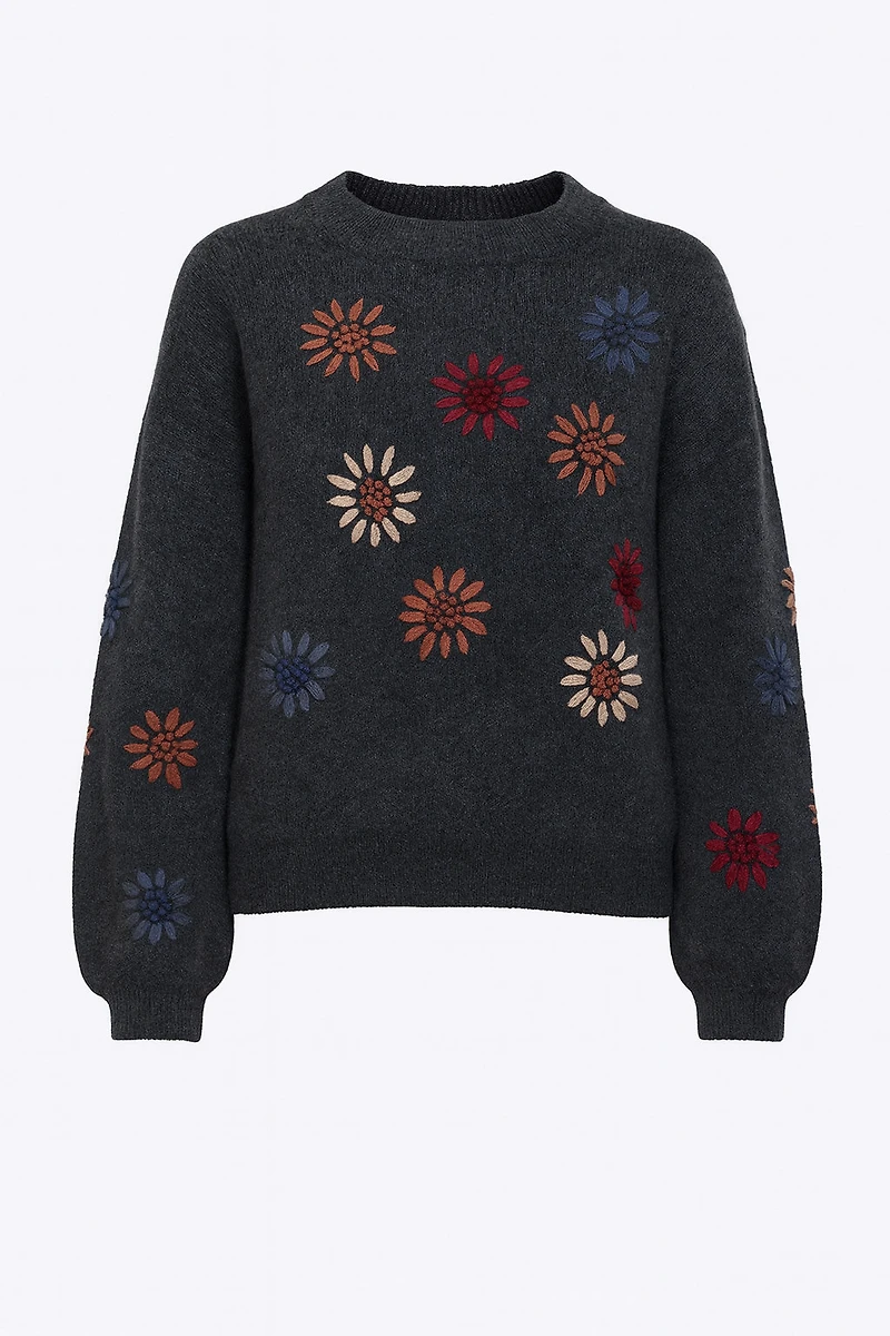 Le pull à broderie florale