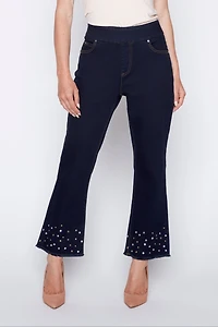 Le jean à jambe évasé ourlet clouté