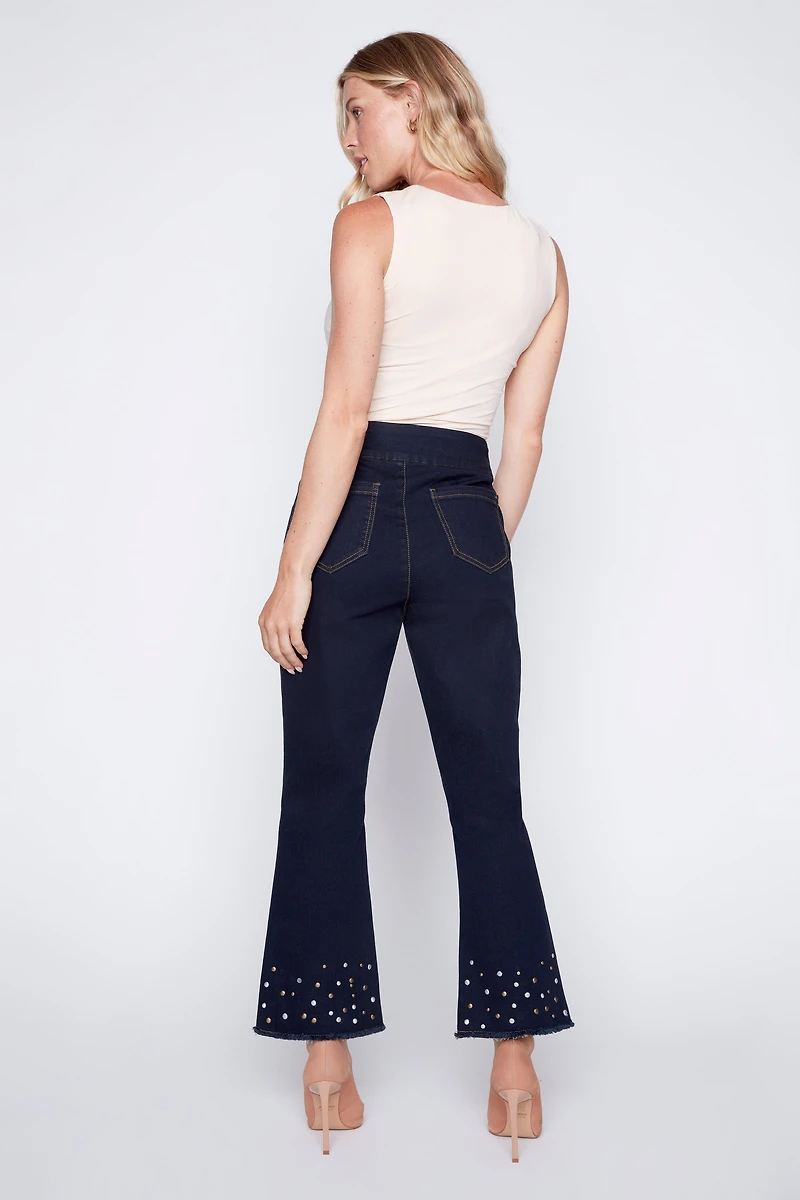 Le jean à jambe évasé ourlet clouté