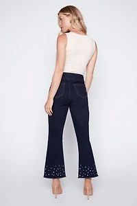 Le jean à jambe évasé ourlet clouté