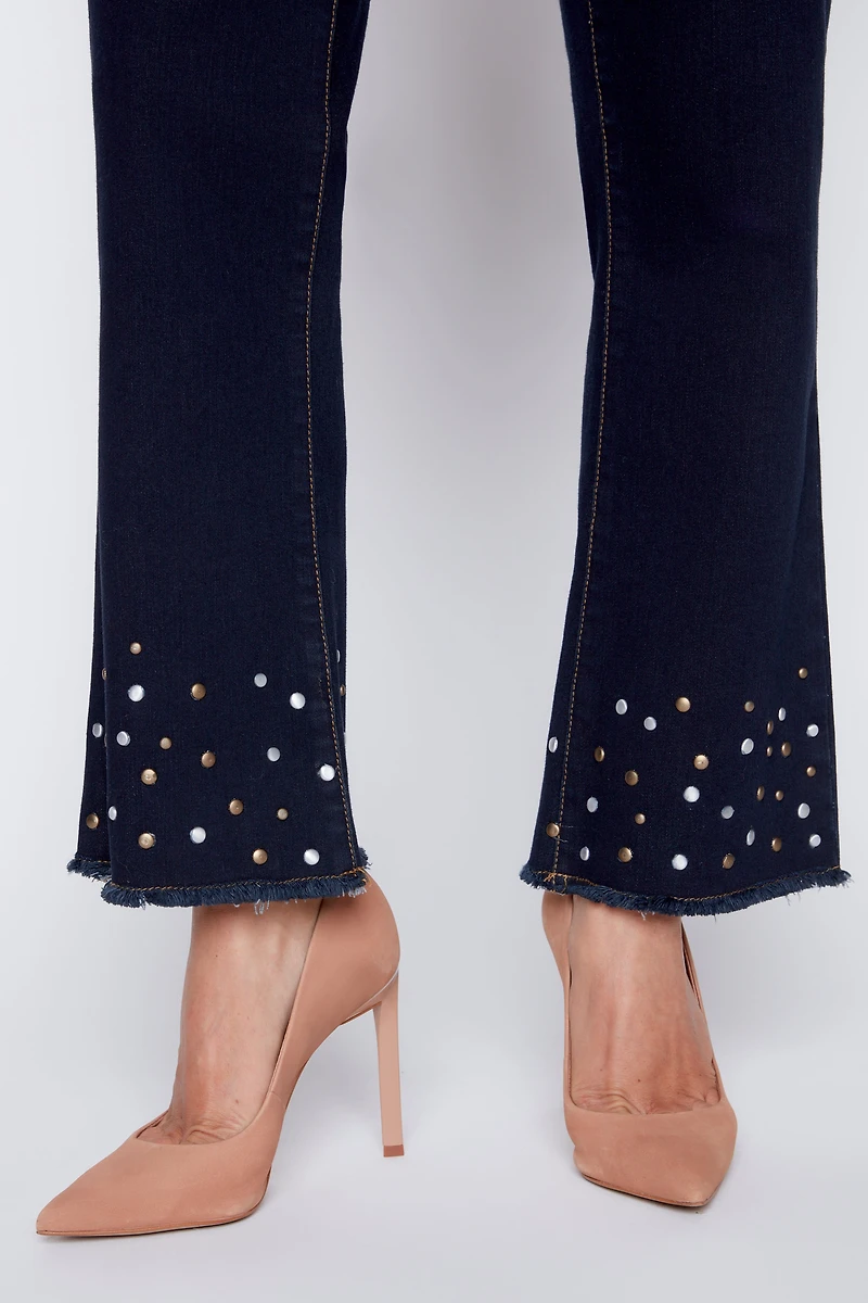 Le jean à jambe évasé ourlet clouté