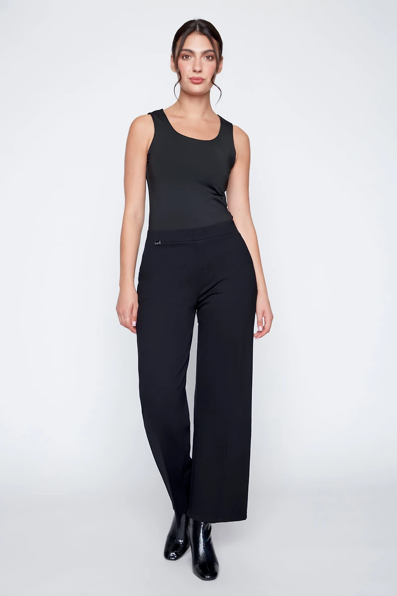 Le pantalon en tricot à jambes larges