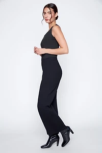 Le pantalon en tricot à jambes larges