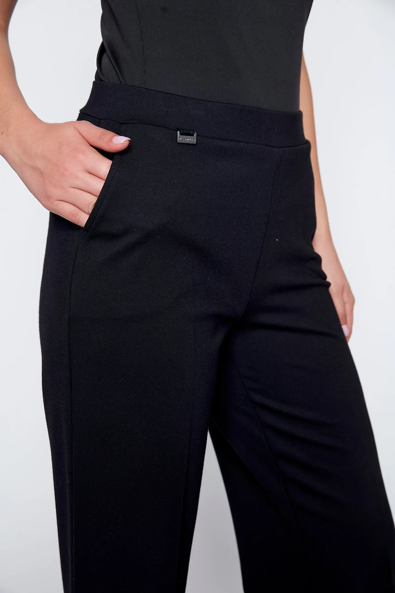 Le pantalon en tricot à jambes larges