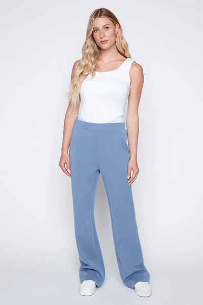 Le pantalon en tricot scuba à jambe semi-évasée