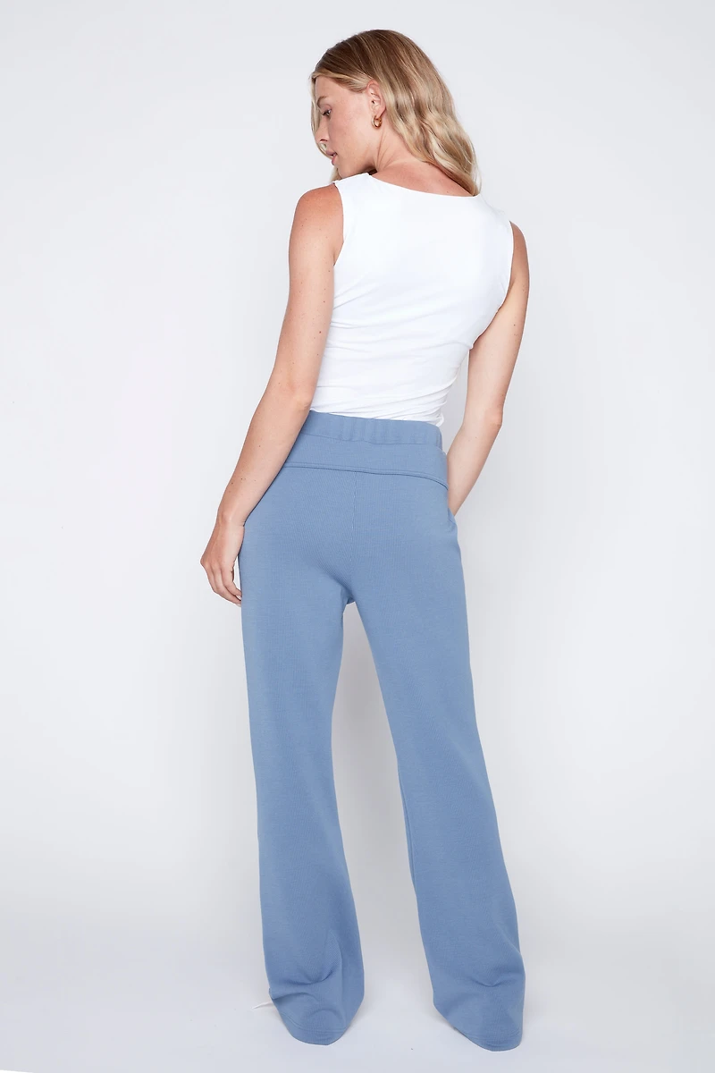 Le pantalon en tricot scuba à jambe semi-évasée