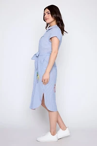 La robe en coton brodée et ceinturée